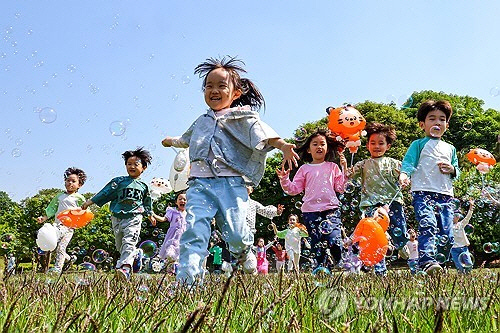어린이날을 사흘 앞둔 지난 2일 오전 서울 송파구 한성백제박물관 앞에서 야외학습을 나온 어린이들이 비눗방울 놀이를 하며 즐거워하고 있다. [연합뉴스]
